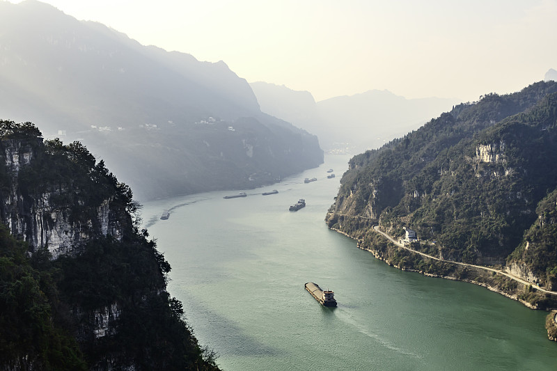 长江三峡繁忙的运输船只图片下载