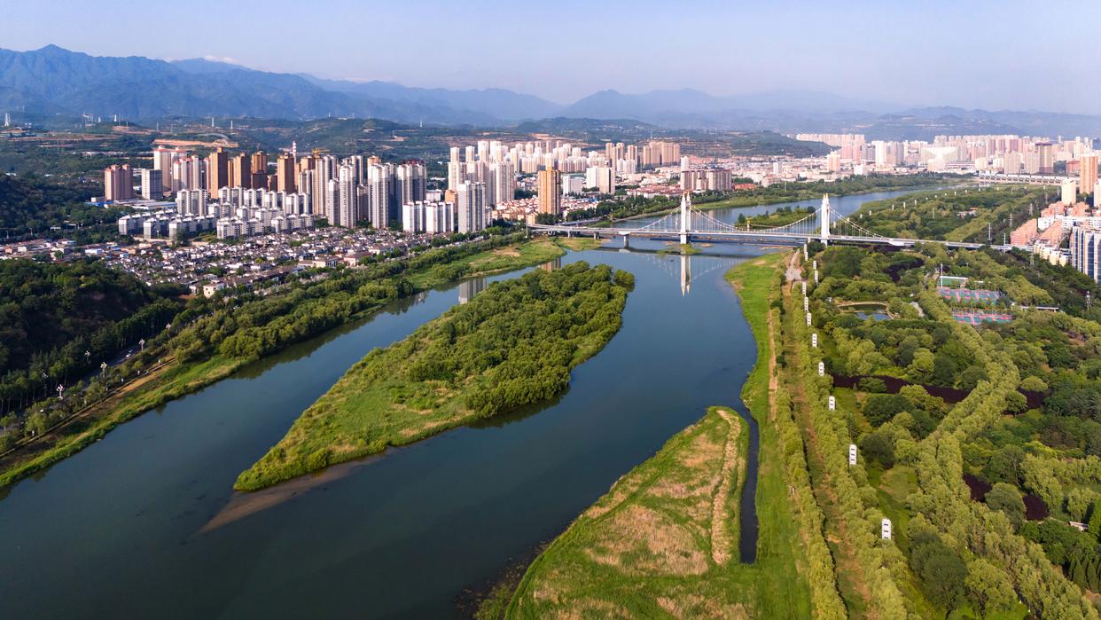 宝鸡市渭河两岸景色（无人机照片，5月28日摄）。新华社记者 邹竞一 摄