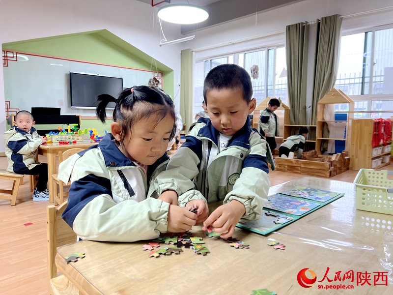 在凤翔区第三幼儿园内，小朋友正在上手工课。人民网记者 孙挺摄