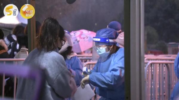 西安雪夜里的“摆渡人”!