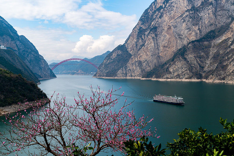 豪华游轮行驶在春天的西陵峡图片下载