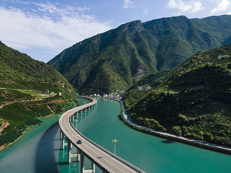 中国湖北宜昌兴山县秭归镇古昭公路最美水上图片下载