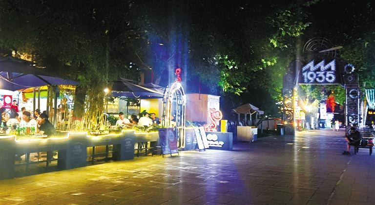 10月6日,人们在大华·1935品尝美食。肖倩摄