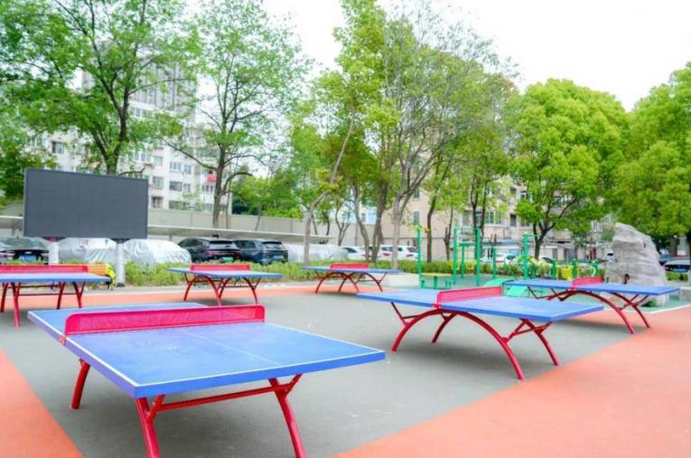 金环花园小区改造，翻建了休闲运动广场。