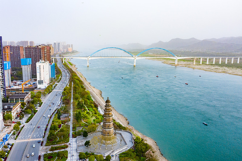 湖北宜昌长江边的天然塔图片下载