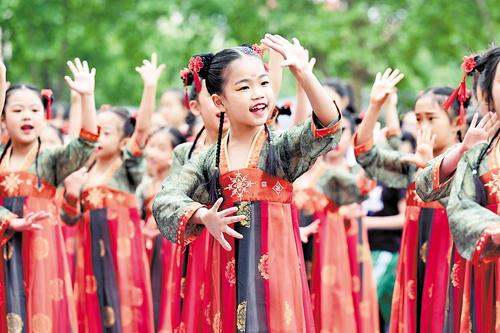 4月28日，学生在石家庄市新华区西苑小学春季运动会上表演。“五一”国际劳动节临近，各地开展丰富多彩的活动。新华社发（陈其保摄）