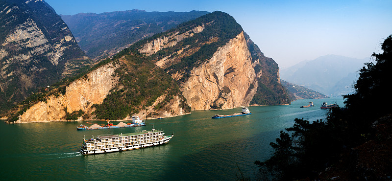 旅游船行驶在长江西陵峡图片下载