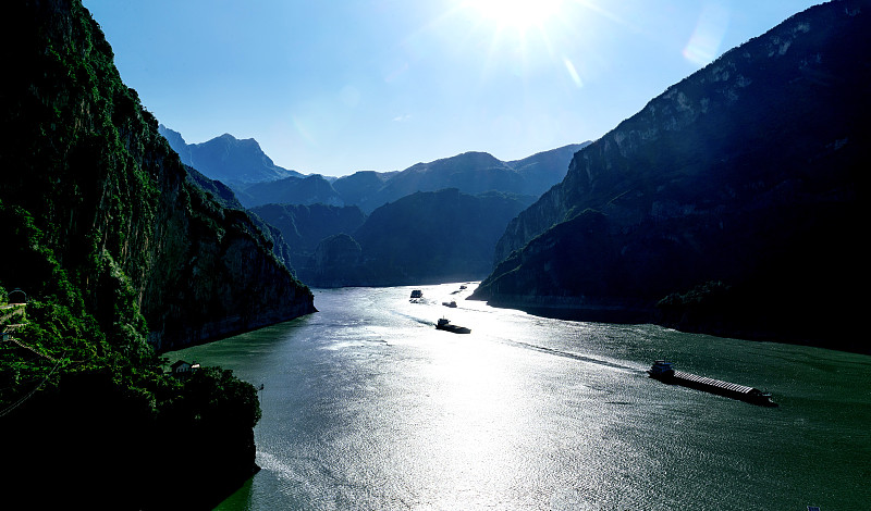 船舶行驶在阳光照耀下的西陵峡图片下载