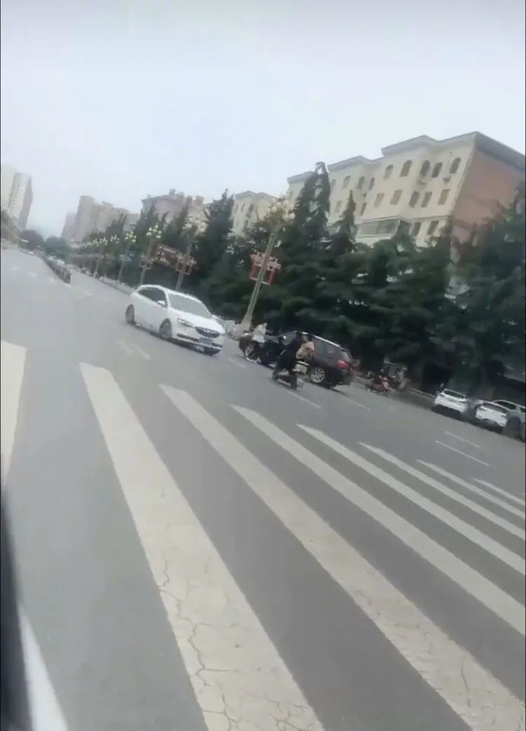 宝鸡一社区书记闹市飞车追撞女子，警方通报！