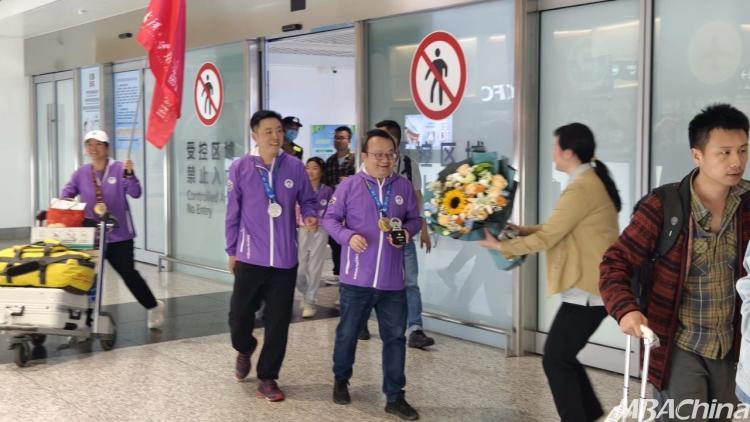 喜报 | 武汉大学珞珈勇士沙13战队超A混合组荣膺第十三届亚太地区商学院沙漠挑战赛冠军