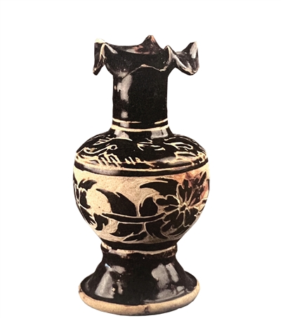 西夏褐釉剔华莲花口瓷瓶。