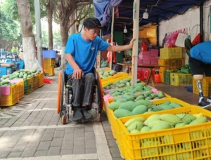 百色街头出现特殊摊位，3名残障人士为芒果“代言”