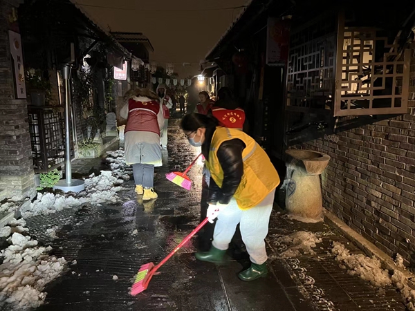 19日凌晨，扬州市广陵区工作人员清扫古城街巷积雪。朱涓摄