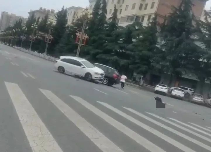 宝鸡一社区书记闹市飞车追撞女子，警方通报！