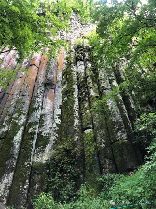 长白山火山石柱。