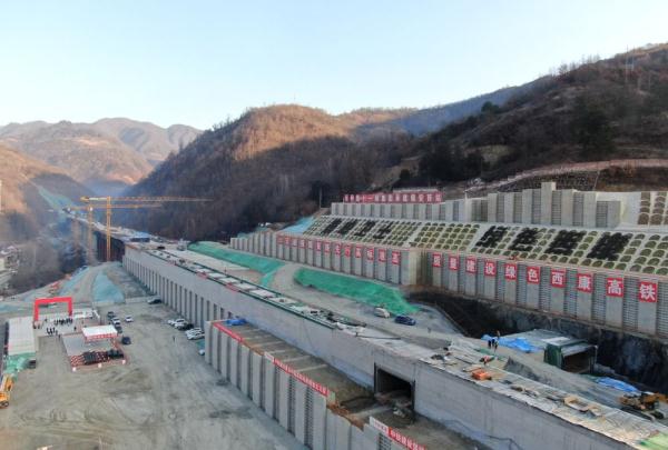 新春走基层｜陕西：高铁筑就“奔富”新通途