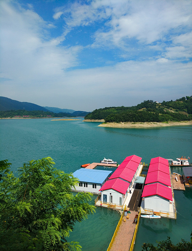 蓝天白云下清江河上度假屋图片下载