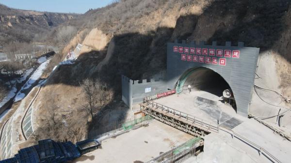 新春走基层｜陕西：高铁筑就“奔富”新通途