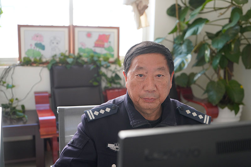 耿尚才在工作崗位。雲南省公安廳供圖