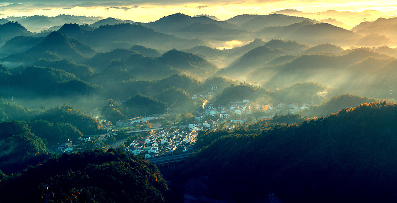 晨雾下的湖北宜昌市远安县村庄图片下载