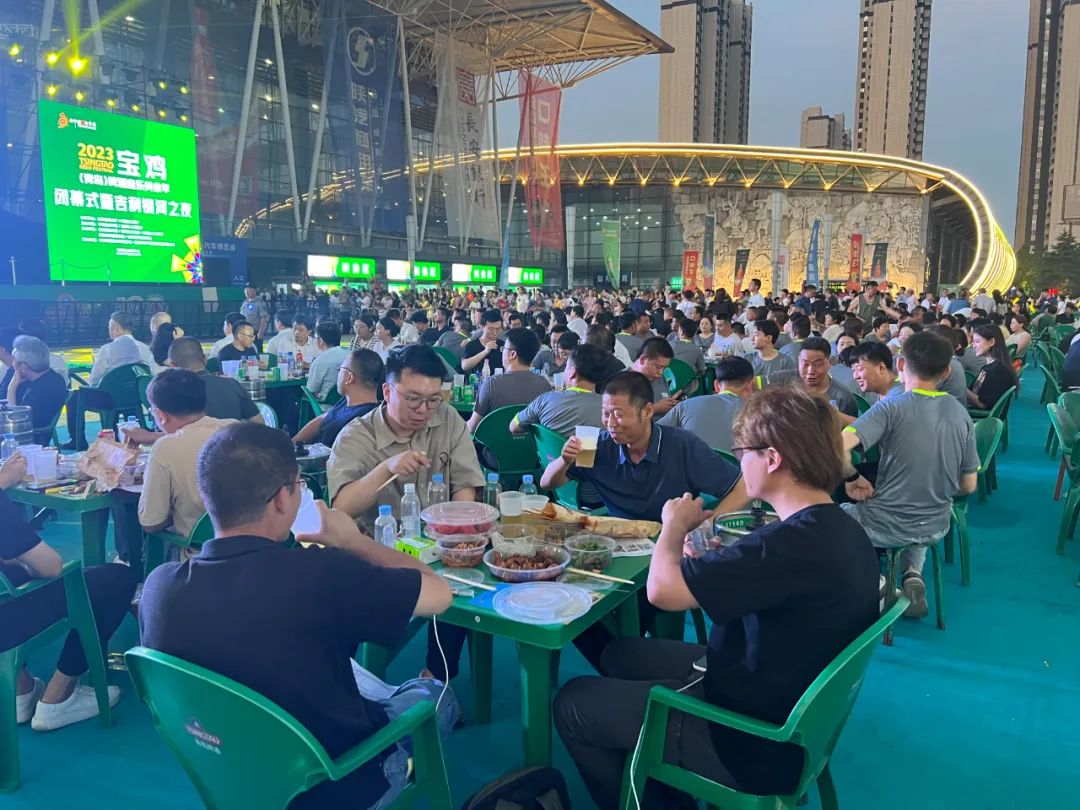 2023宝鸡(青岛)啤酒音乐美食季现场游人举杯畅饮。陕西省商务厅供图