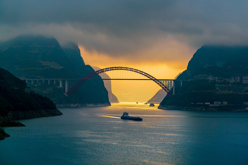 长江三峡西陵峡峡口云雾缭绕图片下载