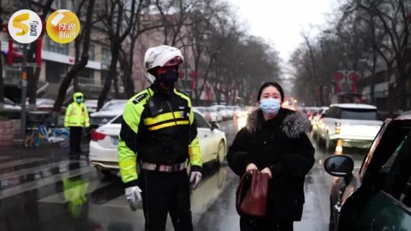 西安雪夜里的“摆渡人”!