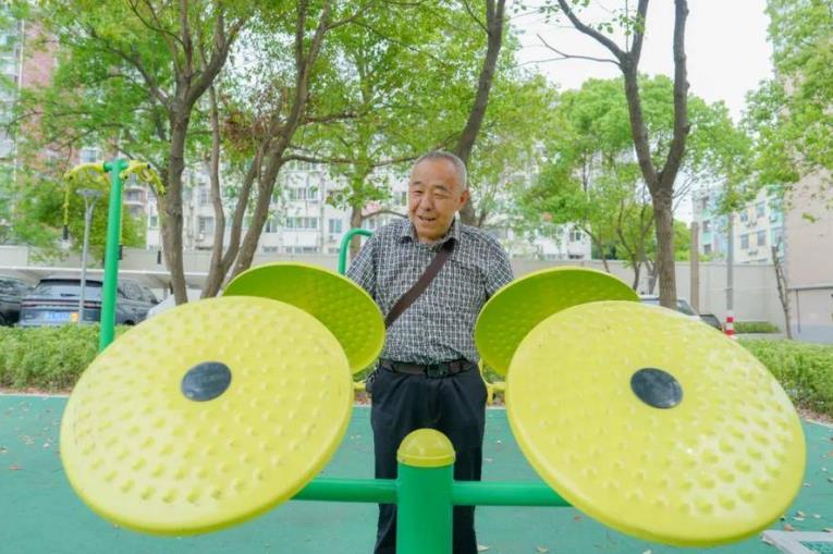 居民在改造后的金环花园体验运动健身器材。