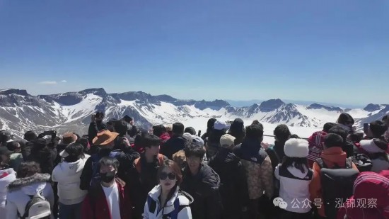 今年五一登顶的游客是非常幸运的，美丽的长白山晴空万里、一览无遗。