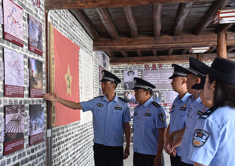 大姚县公安局第二党支部参观学习萧克将军指挥所 王斌拍摄