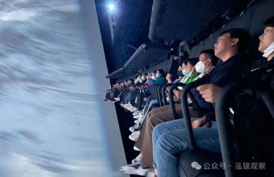 游客体验《飞越长白山》。