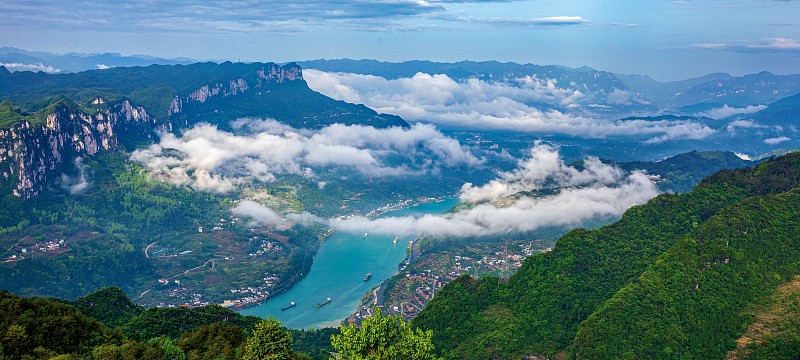 《峡谷云雾缭绕》图片下载