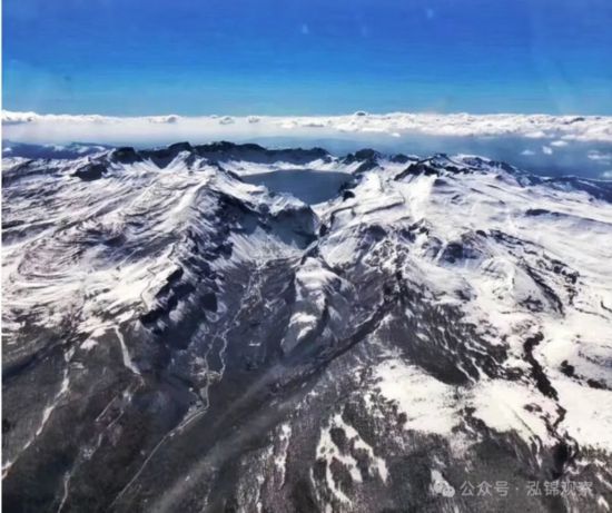 长白山顶峰终年积雪，故名长白山。