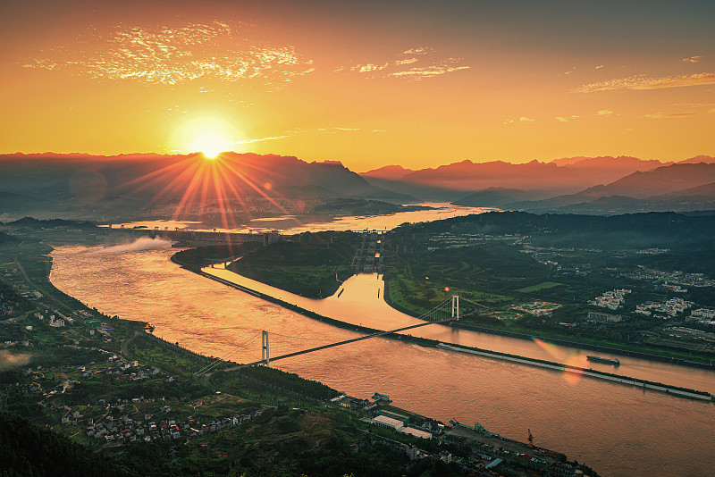落日余晖下的三峡大坝全景图图片下载