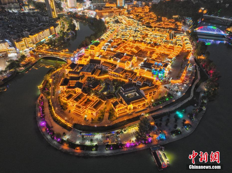 6月25日晚，航拍位于贵州省铜仁市碧江区的中南门历史文化旅游区夜景美如画。该旅游区在保护已有古建筑群落的基础上，恢复古城风貌格局，是一处将历史与现实结合，文化和旅游结合的旅游区。瞿宏伦 摄
