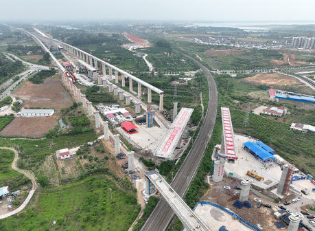 建设中的荆荆高速铁路荆门特大桥（2023年5月18日）