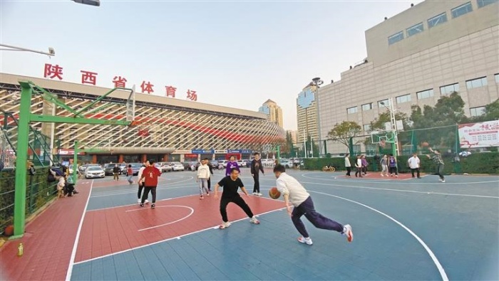 12月19日，西安市民在省体育场打篮球。