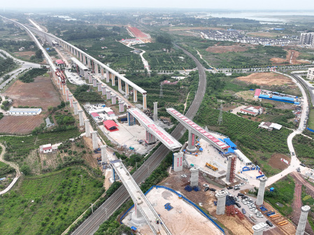 建设中的荆荆高速铁路荆门特大桥（2023年5月18日）