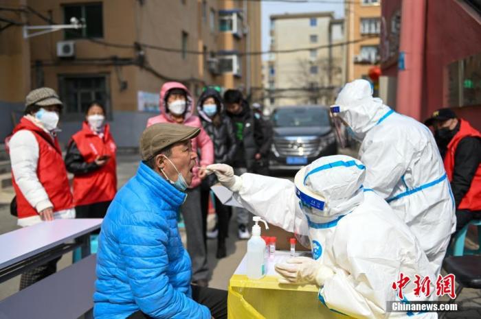 3月8日，沈阳市大东区大北街道白塔社区的居民进行核酸检测。 a href='/'/p中新社/a记者 于海洋 摄