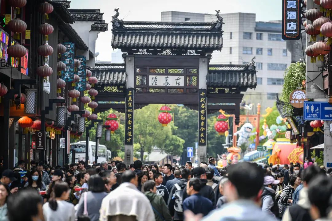 清明假期，不少南京市民和外地游客来到夫子庙景区观光游玩。南京日报/紫金山新闻记者 董家训 摄